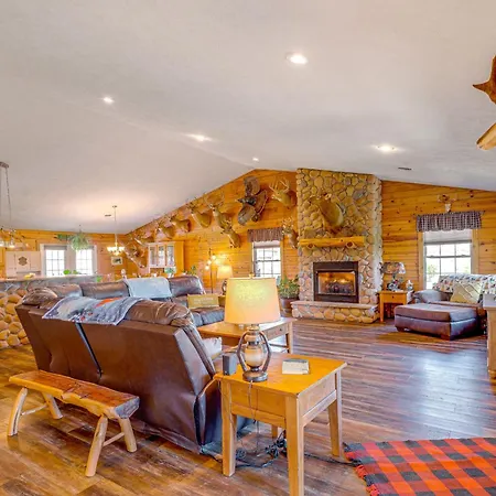 Spacious Ozarks Family Home - Private Pool And Grill
